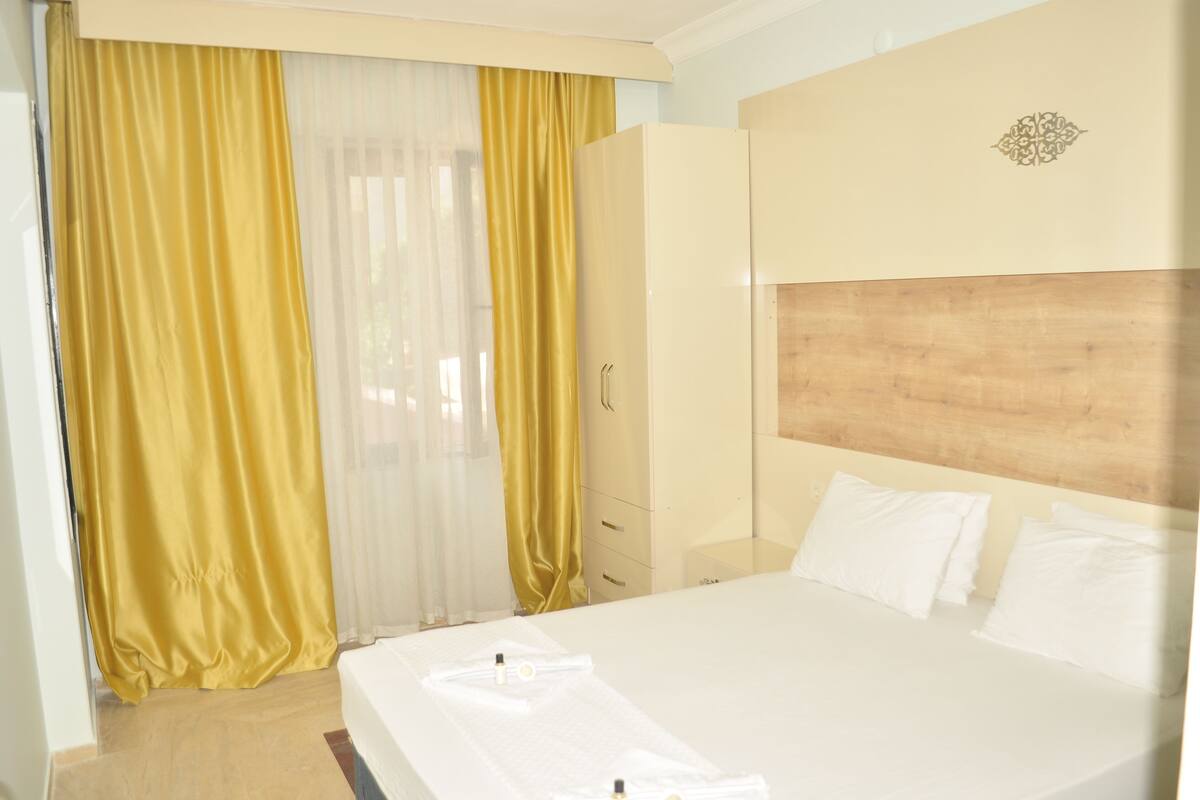 1 bedroom, desk, laptop workspace, soundproofing