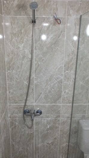 Deluxe Room | Bathroom | Shower, free toiletries, hair dryer, slippers - Kemer Pansiyon (Kemer)