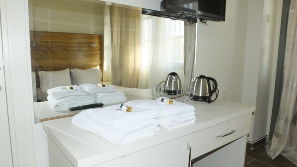 Habitación Deluxe | Minibar, caja de seguridad en la habitación y escritorio