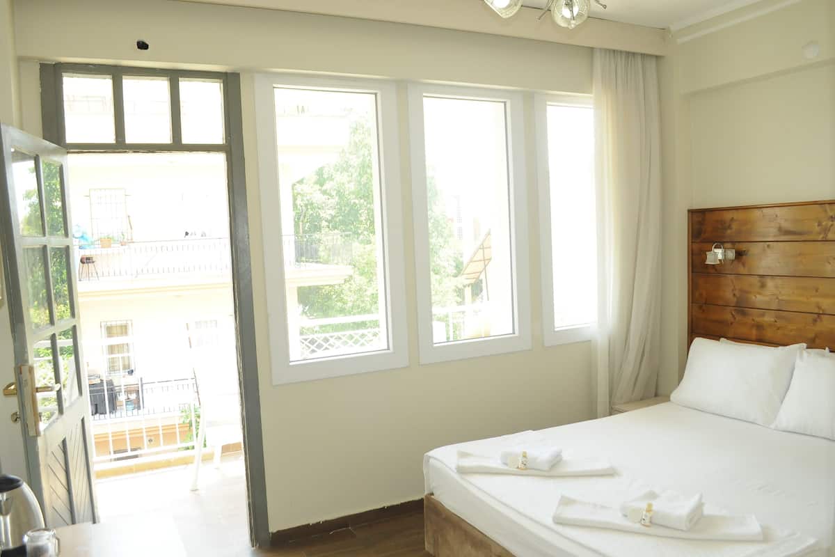 Deluxe Room | Minibar, in-room safe, desk, laptop workspace