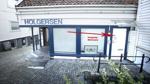 A building named 'HOLGERSEN' with a sign indicating an 'Inngang / Entrance'. - Bjørvika Apartments - Sølvbergsgata 17 (Stavanger)