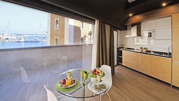 Deluxe-Penthouse, Terrasse | Eigene Küche | Großer Kühlschrank, Mikrowelle, Herdplatte