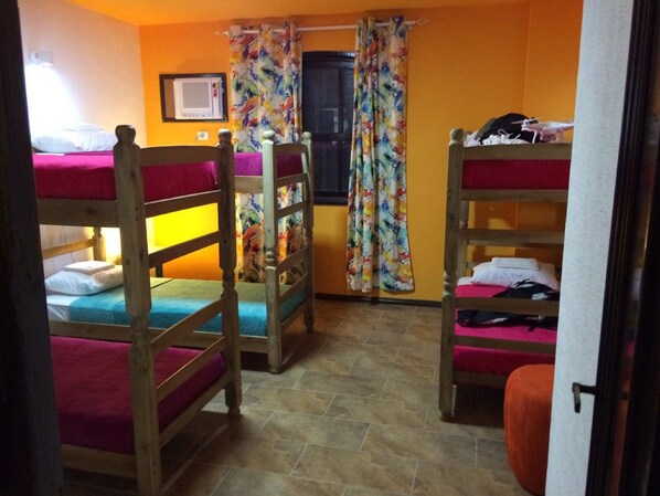 A dormitory room with bunk beds, a window with curtains, and a tiled floor. - Hostel da Barra (Rio de Janeiro)