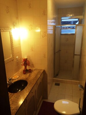 Shared Dormitory, Women only, Private Bathroom (6 beds) | Bathroom | Shower, towels - Hostel da Barra (Rio de Janeiro)
