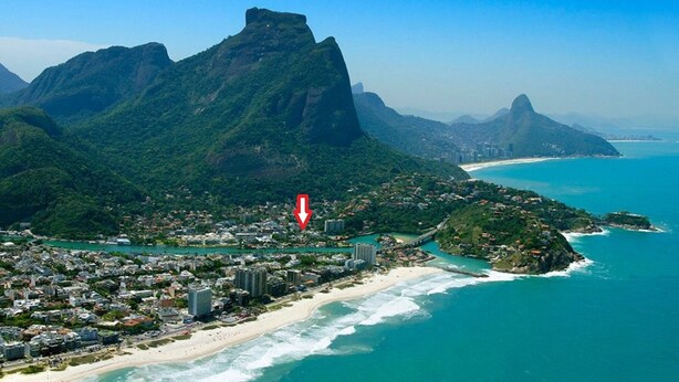 A coastal city with a prominent mountain, a beach, and a bridge connecting the city to the mainland. - Hostel da Barra (Rio de Janeiro)