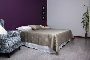 Suite, pemandangan gunung | Setrika/meja setrika, tempat tidur lipat/tambahan, dan Wi-Fi gratis