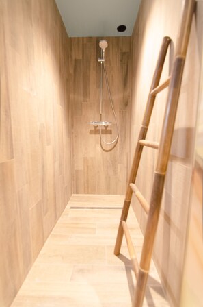 Chambre | Douche de la salle de bain