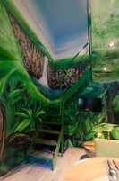 客房 | 起居区 | 40-英寸LED 电视 （配备有线频道）、电视