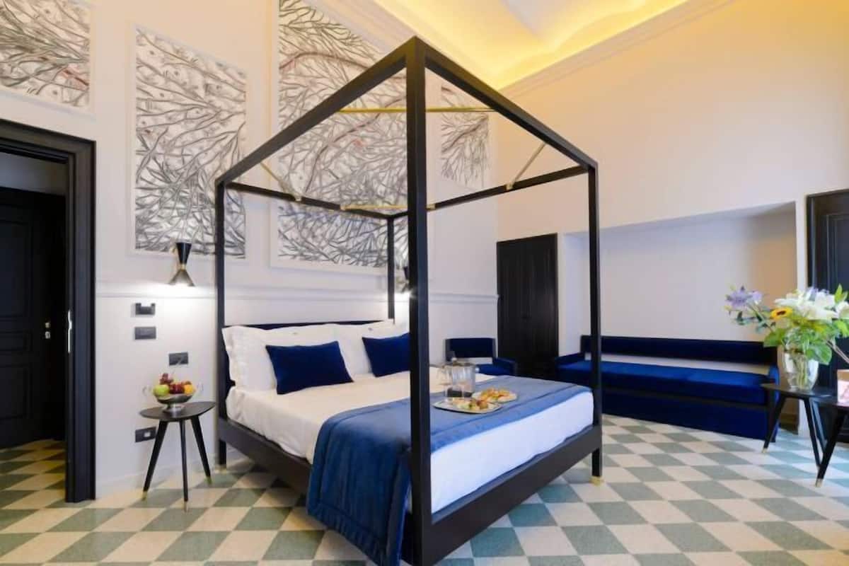 2 bedrooms, premium bedding, minibar, in-room safe