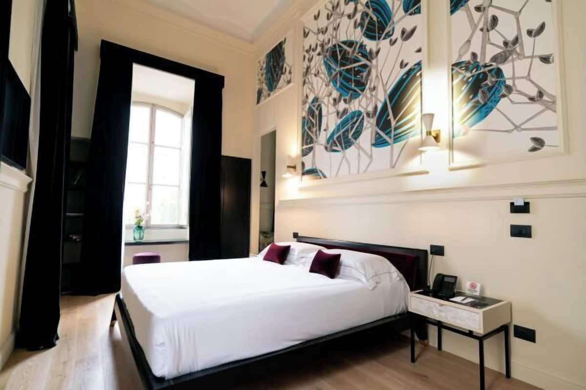 2 bedrooms, premium bedding, minibar, in-room safe
