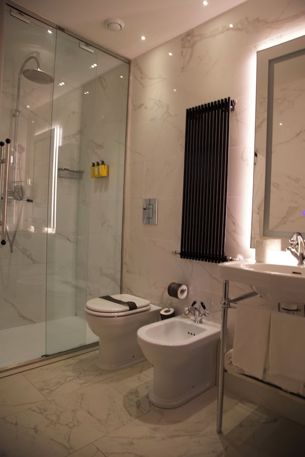 Badkamer met douche