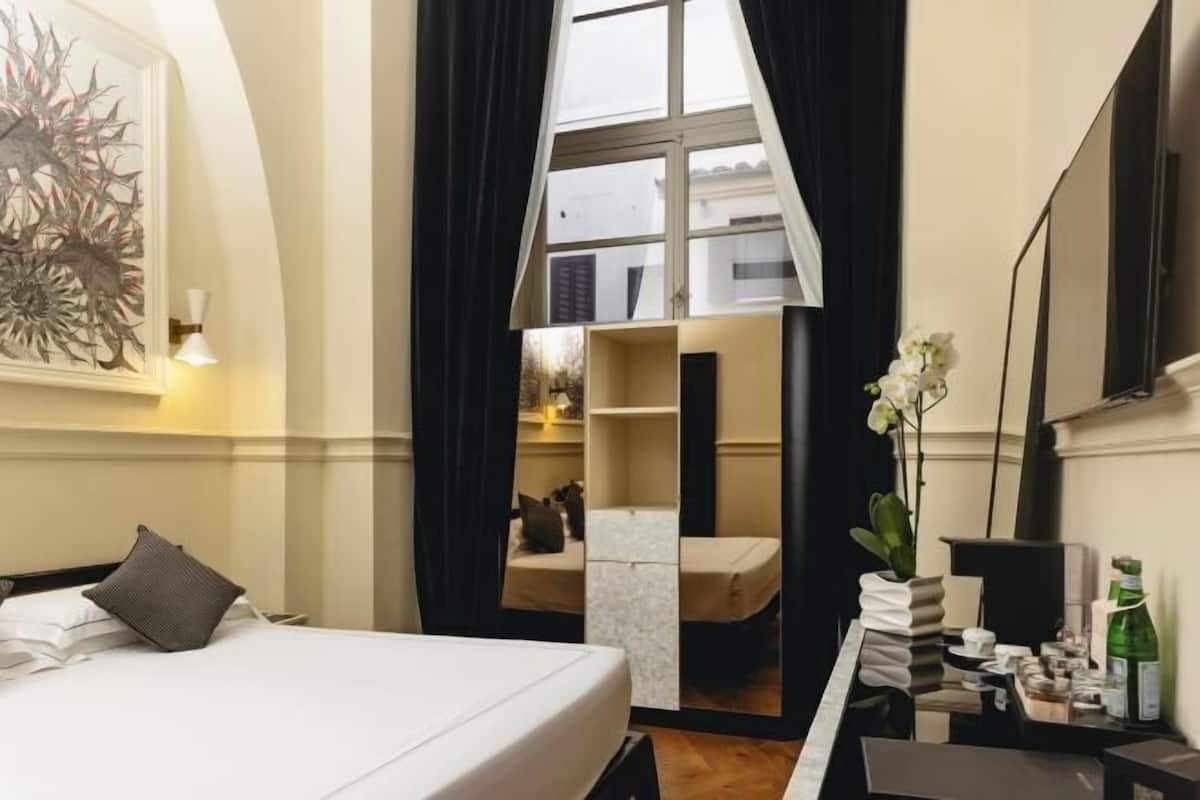2 bedrooms, premium bedding, minibar, in-room safe