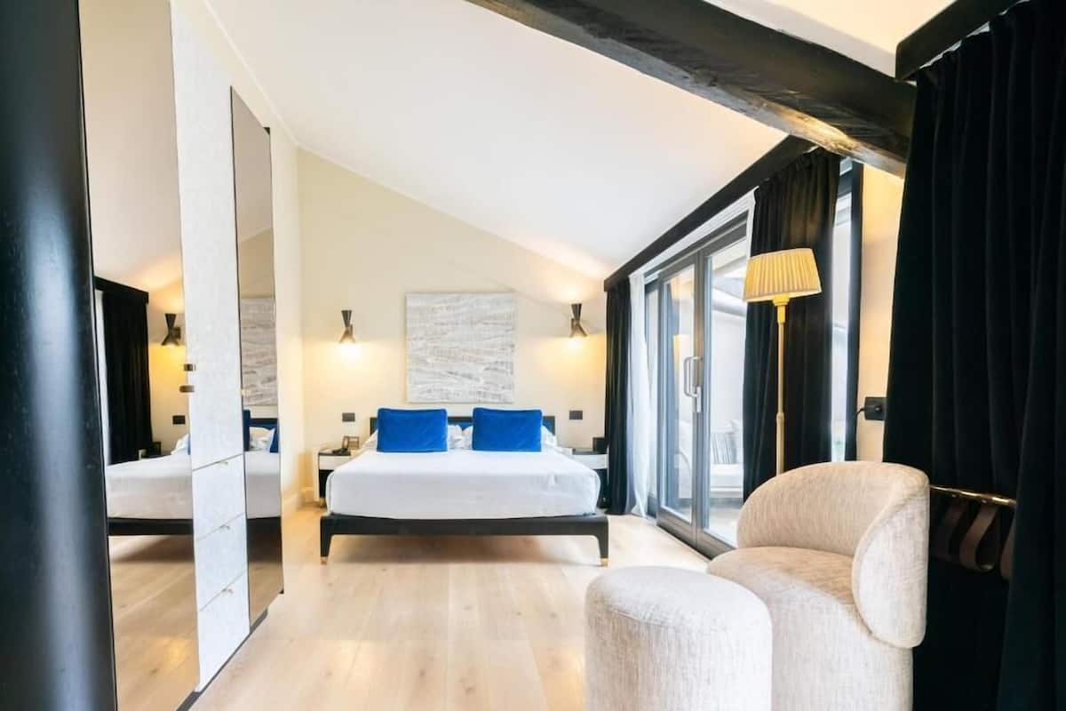 Junior Suite, City View | Premium bedding, minibar, in-room safe, desk