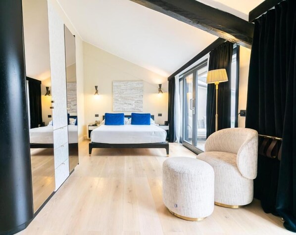 أغطية فراش متميزة وميني بار وخزنة داخل الغرفة ومكتب