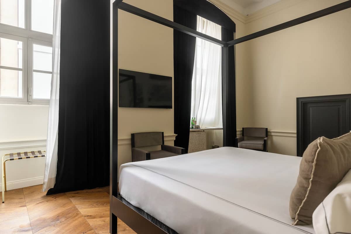 2 bedrooms, premium bedding, minibar, in-room safe