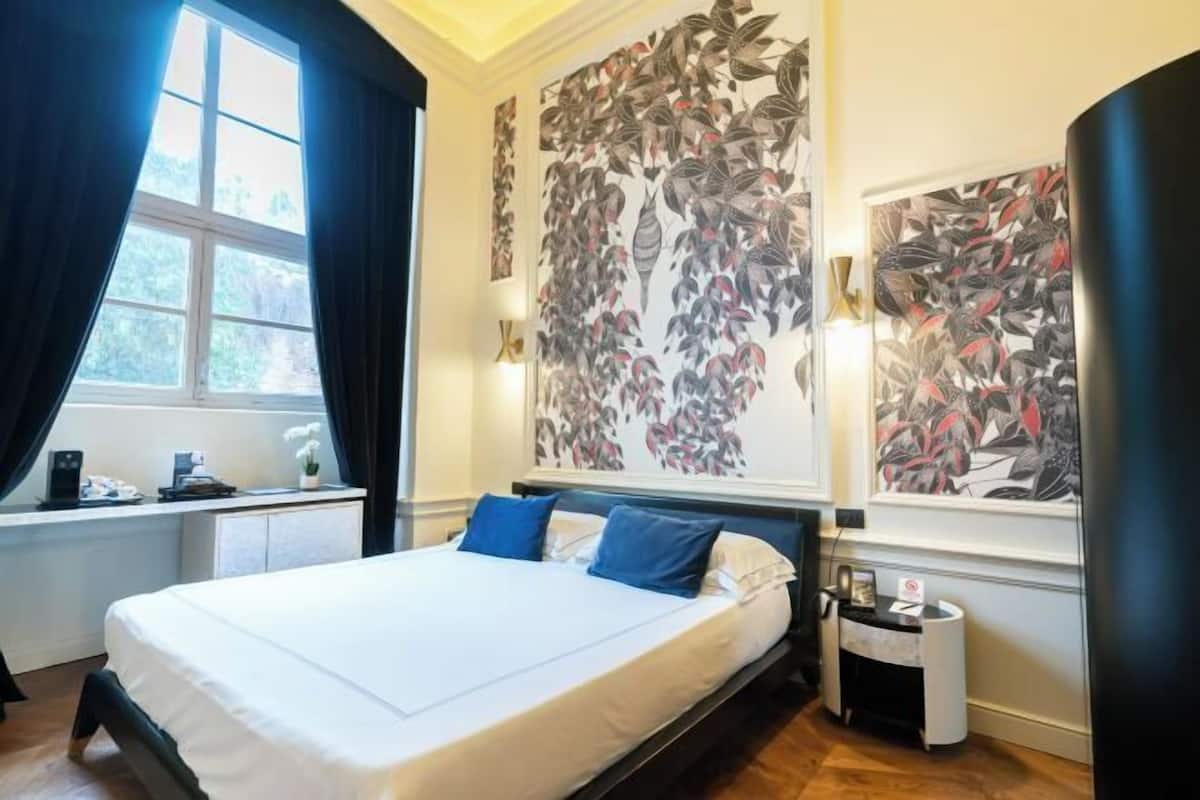 2 bedrooms, premium bedding, minibar, in-room safe