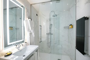 Executive Suite | Bathroom | Shower, free toiletries, hair dryer, slippers