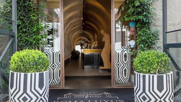 L'entrée de l'hôtel Roma Luxus, avec une vue dégagée sur le couloir intérieur.