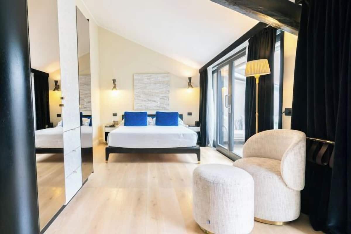 2 bedrooms, premium bedding, minibar, in-room safe