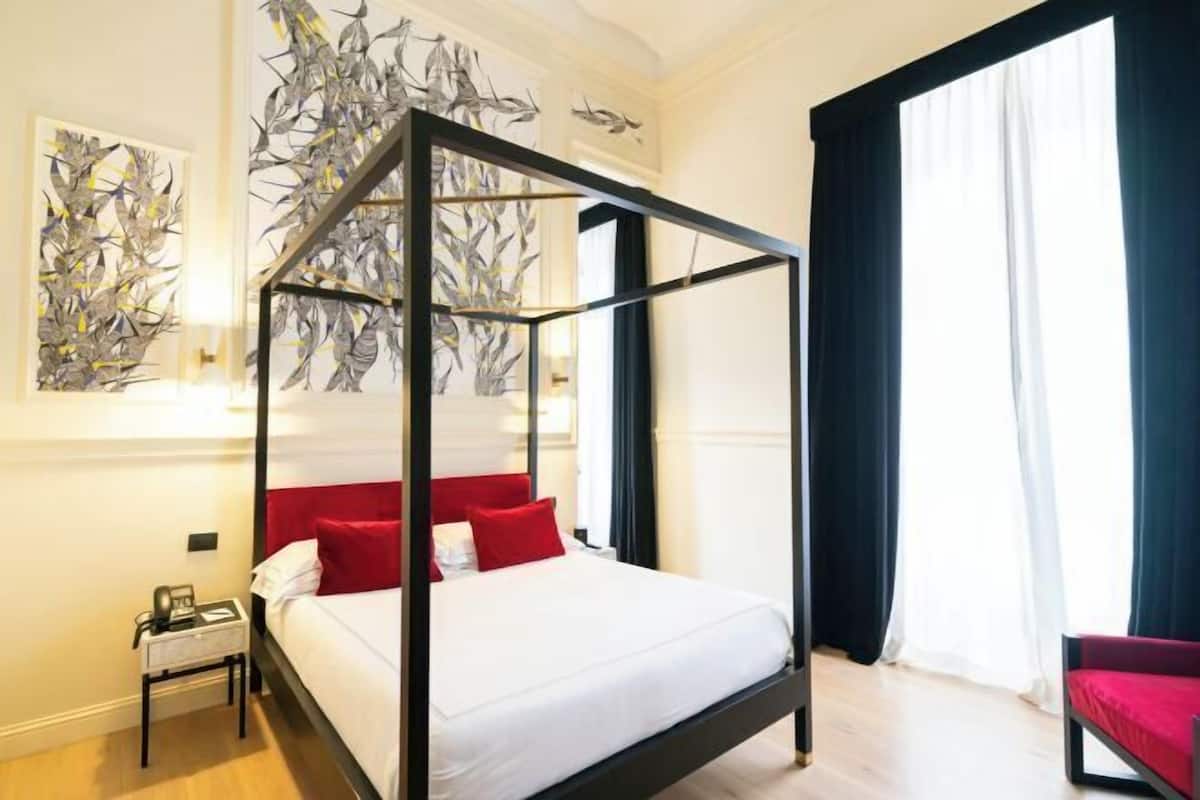 2 bedrooms, premium bedding, minibar, in-room safe