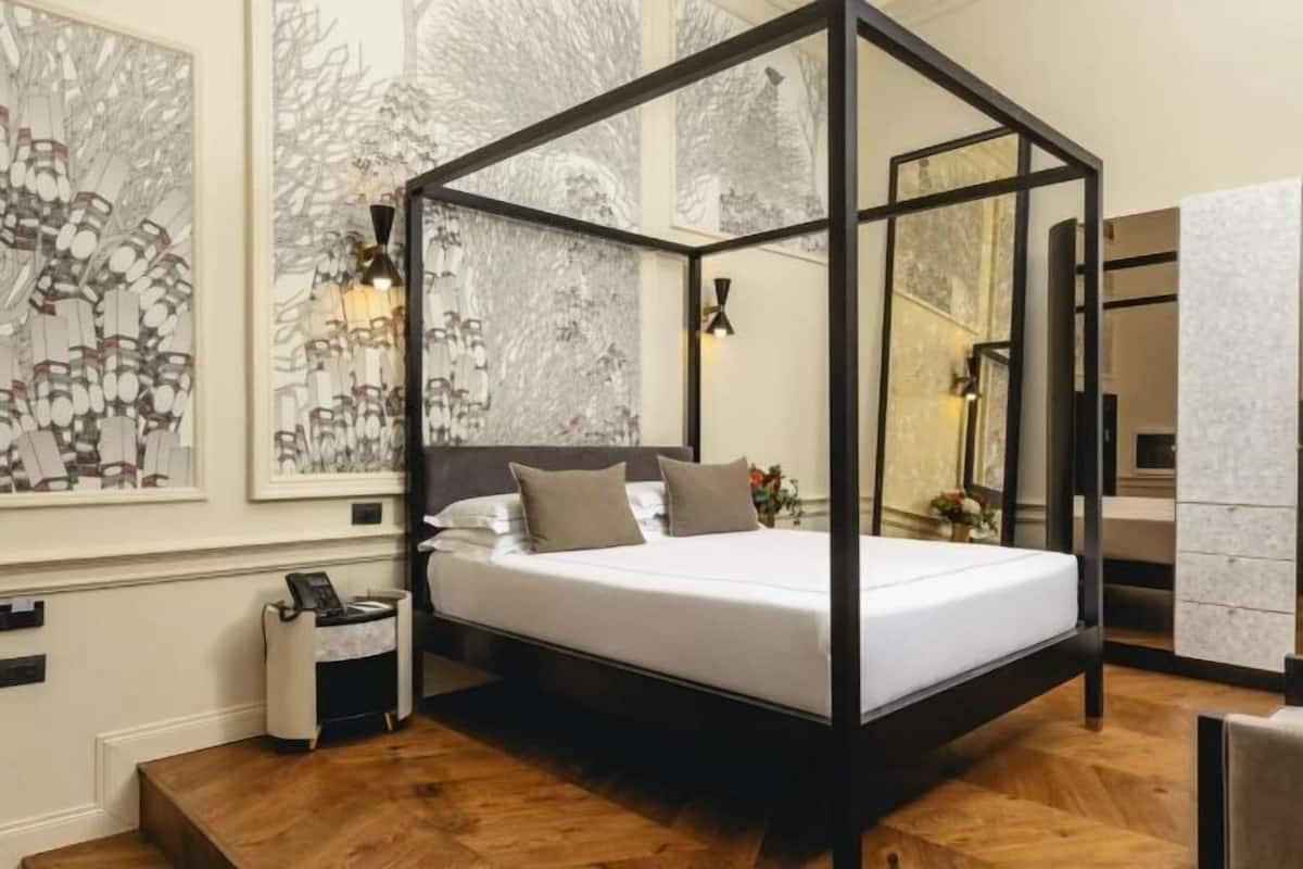 2 bedrooms, premium bedding, minibar, in-room safe