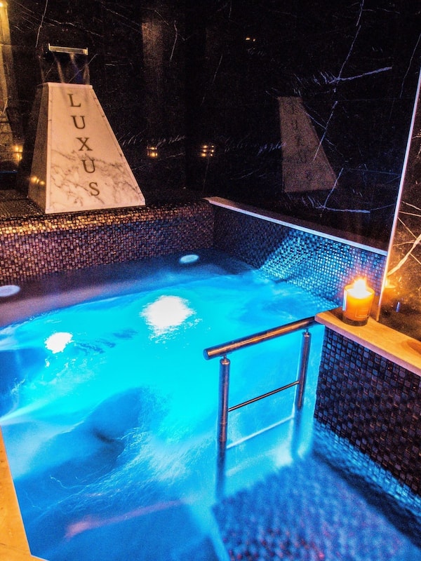 Couples treatment rooms, sauna, hot tub, steam room, Turkish bath