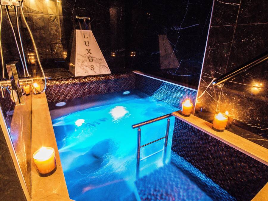 Sales de tractament per a parelles, sauna i banyera d'hidromassatge