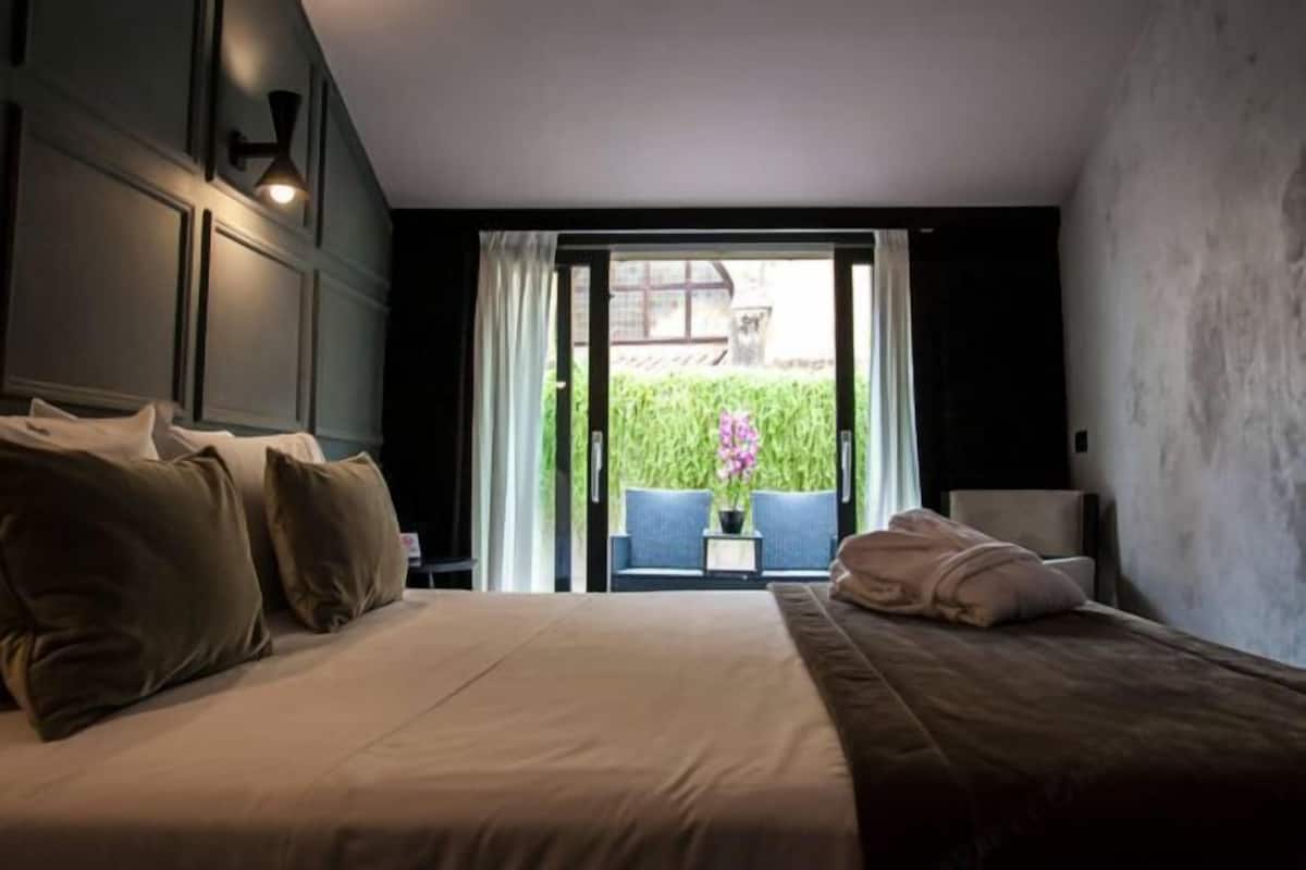 2 bedrooms, premium bedding, minibar, in-room safe