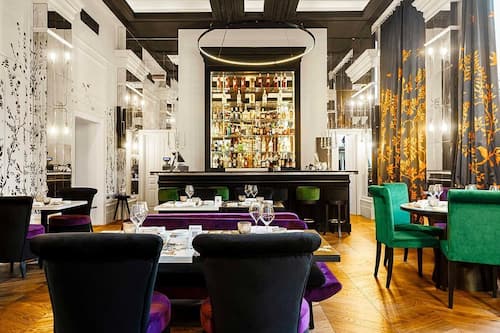 2 restaurants; breakfast and dinner served