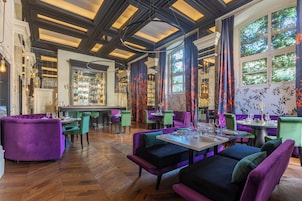 2 restaurants; breakfast and dinner served