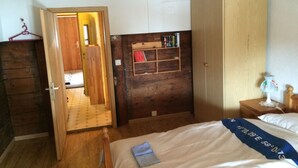 1 chambre, fer et planche à repasser, lits bébé (gratuits)