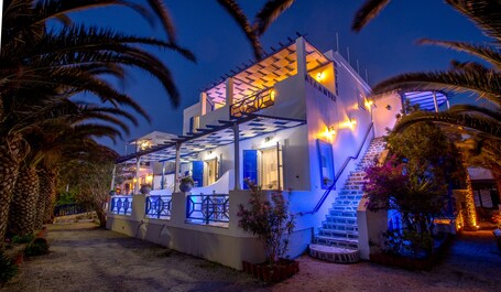 Fachada de la propiedad por la tarde o noche