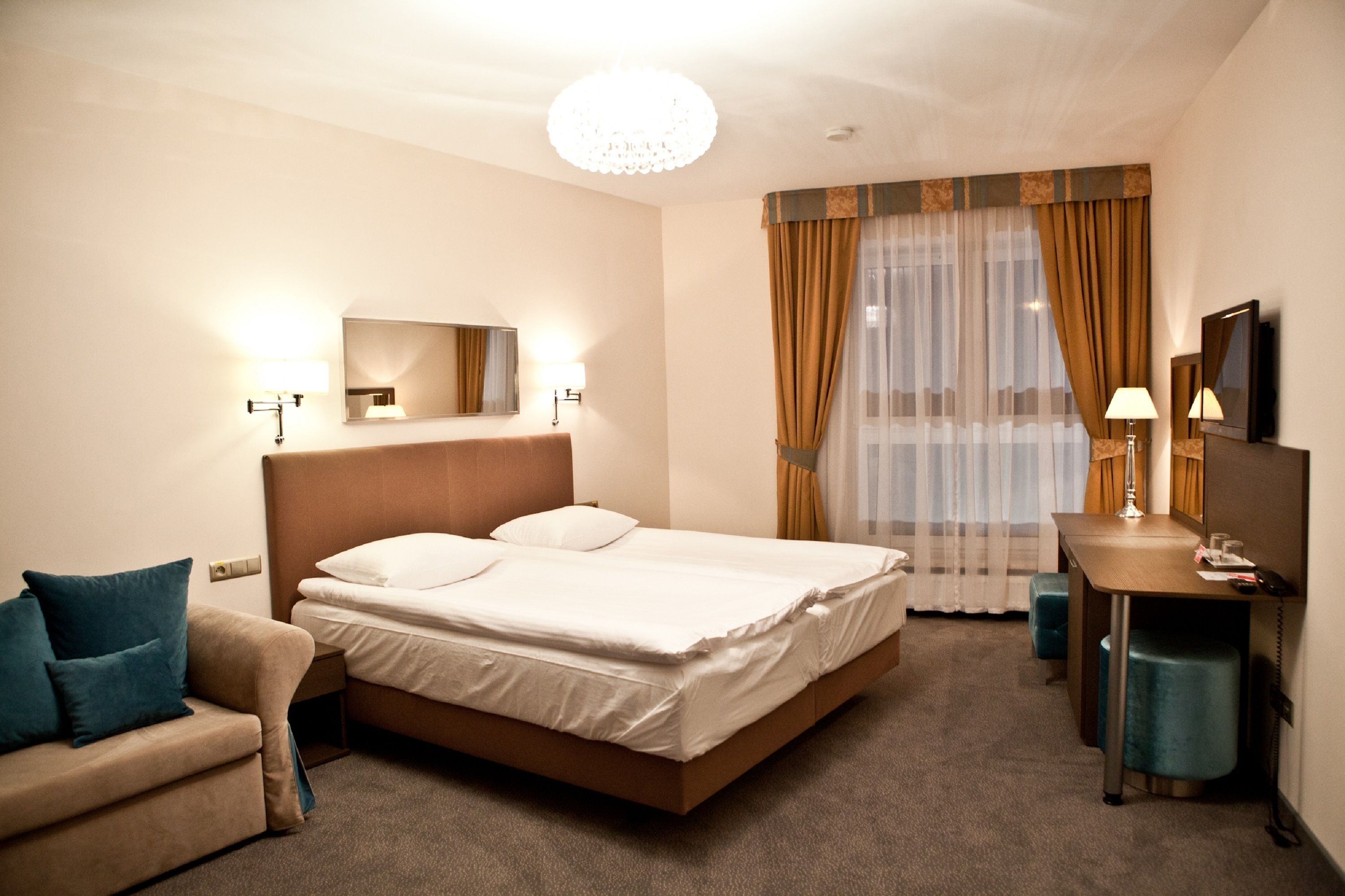 deluxe triple room | in-room safe, individually decorated, desk, laptop workspace