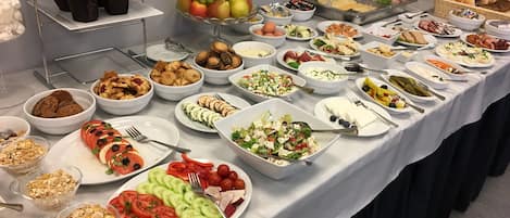 Petit déjeuner buffet (45 PLN par personne)