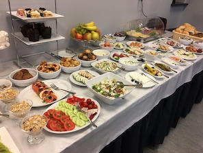 Se ofrece un desayuno bufé todos los días (por un coste adicional)