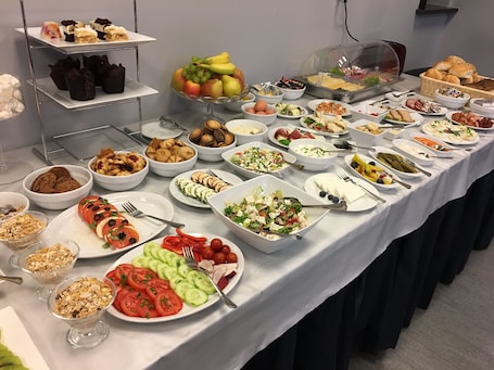 Daily buffet breakfast (PLN 45 per person)