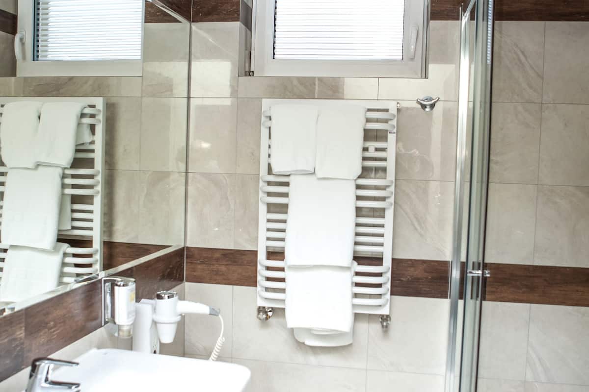 comfort twin room | bathroom | shower, free toiletries, hair dryer, heated floors