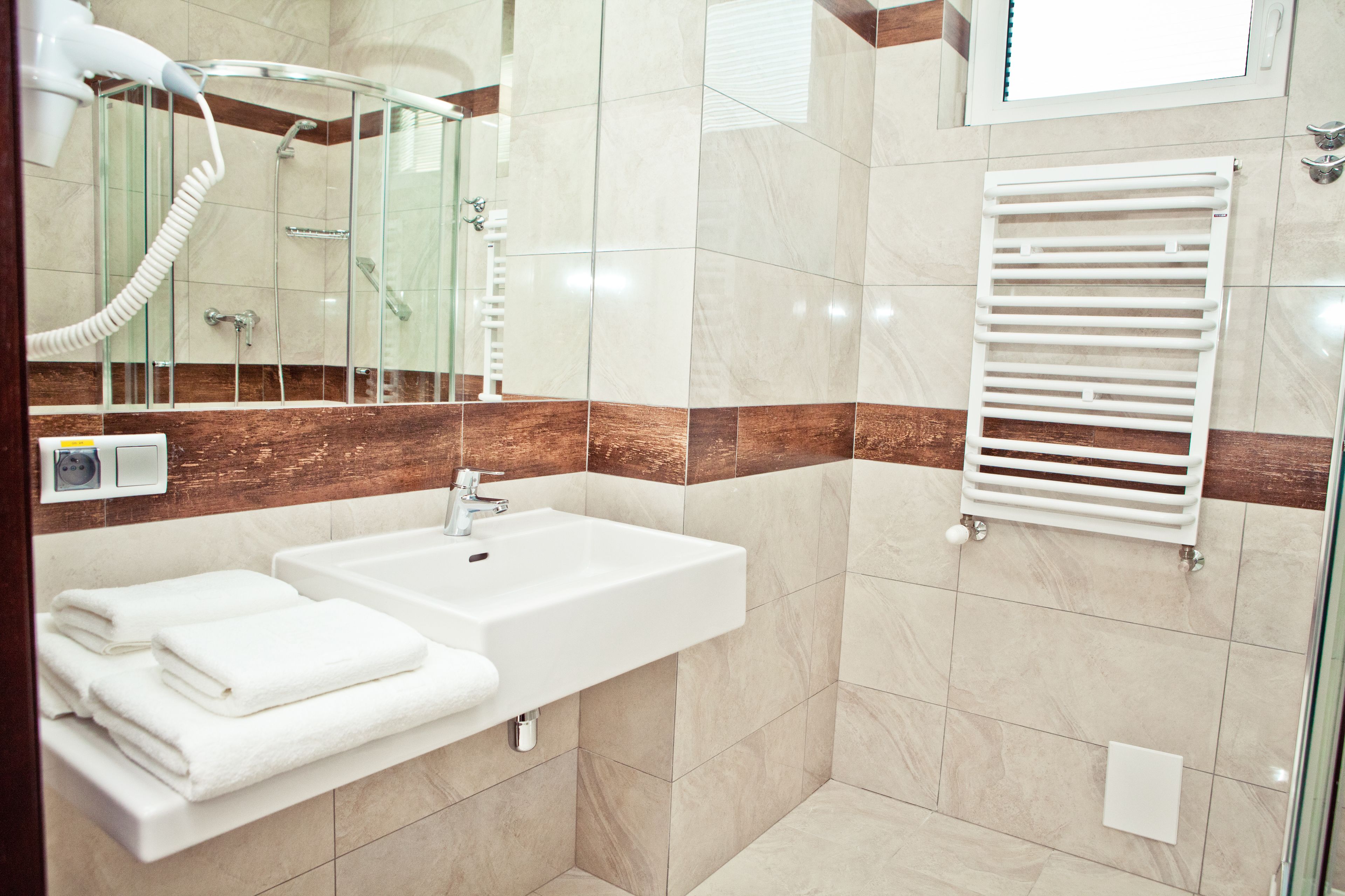 comfort double room | bathroom | shower, free toiletries, hair dryer, heated floors