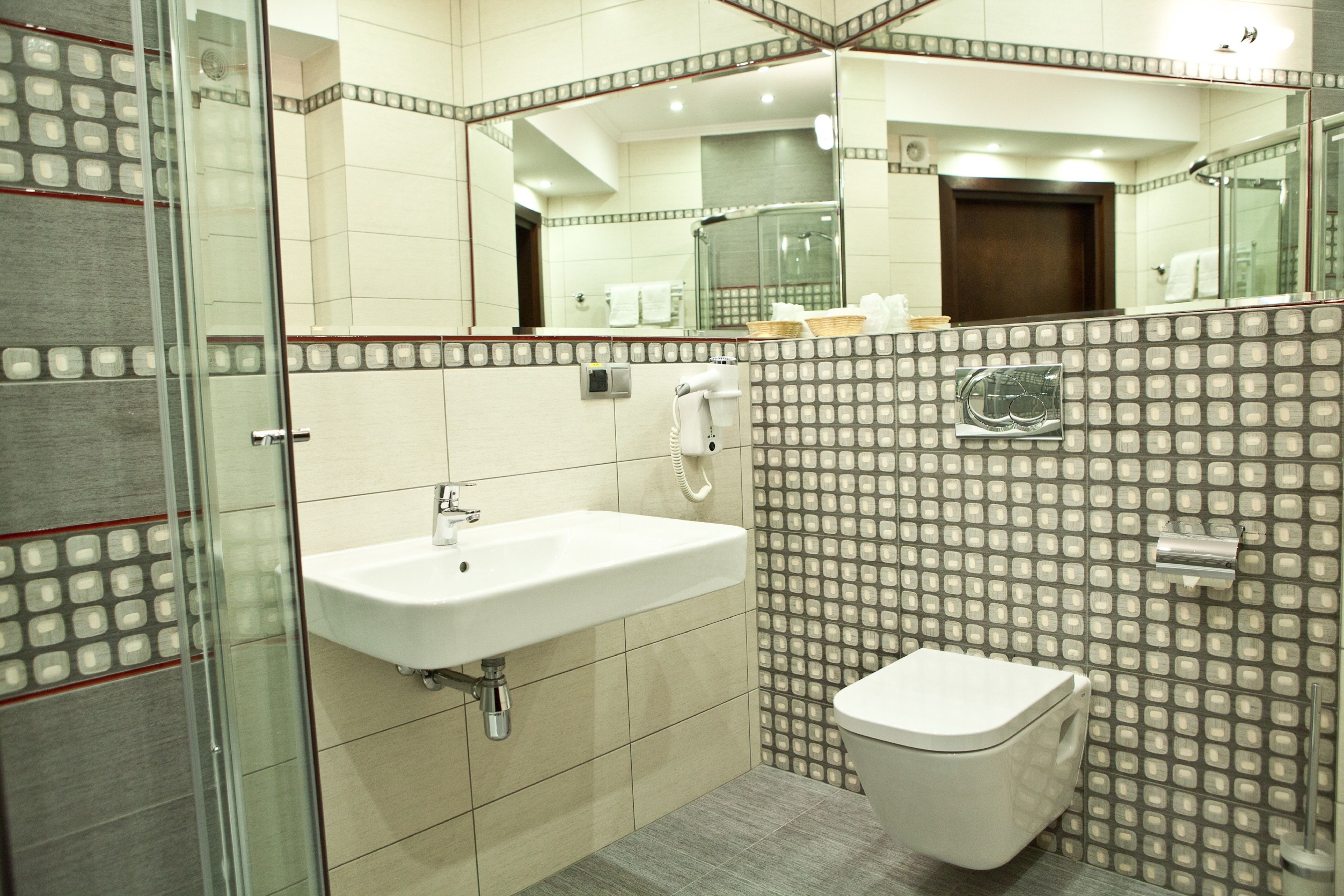 standard triple room | bathroom | shower, free toiletries, hair dryer, heated floors
