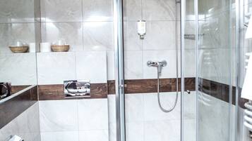 Classic Single Room, 1 Single Bed | Bathroom | Shower, free toiletries, hair dryer, heated floors