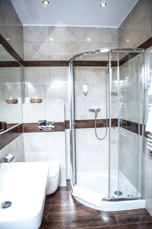 Klassieke eenpersoonskamer, 1 eenpersoonsbed | Badkamer | Een douche, gratis toiletartikelen, een haardroger, vloerverwarming