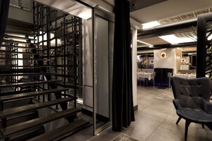 Ένας μοντέρνος εσωτερικός χώρος με σκάλα, καθιστικό και τραπεζαρία.