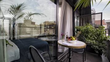 Deluxe Room, 1 Queen Bed, Non Smoking, Balcony | Balcony