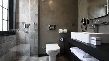 Deluxe-Zimmer, 1 Queen-Bett, Nichtraucher, Eckzimmer | Badezimmer | Dusche, Regendusche, umweltfreundliche Kosmetikartikel, Haartrockner