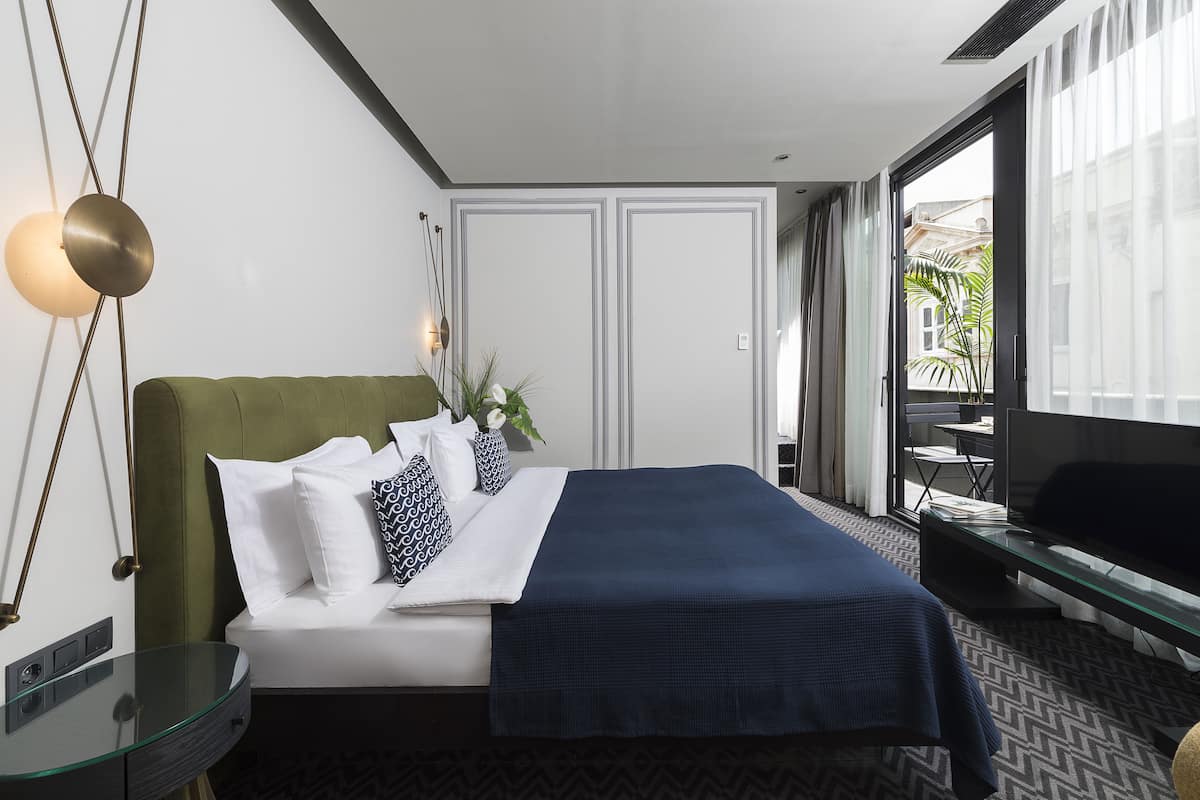Suite junior, 1 cama King size, balcón, vista a la ciudad | Sábanas de algodón egipcio, ropa de cama de alta calidad y minibar