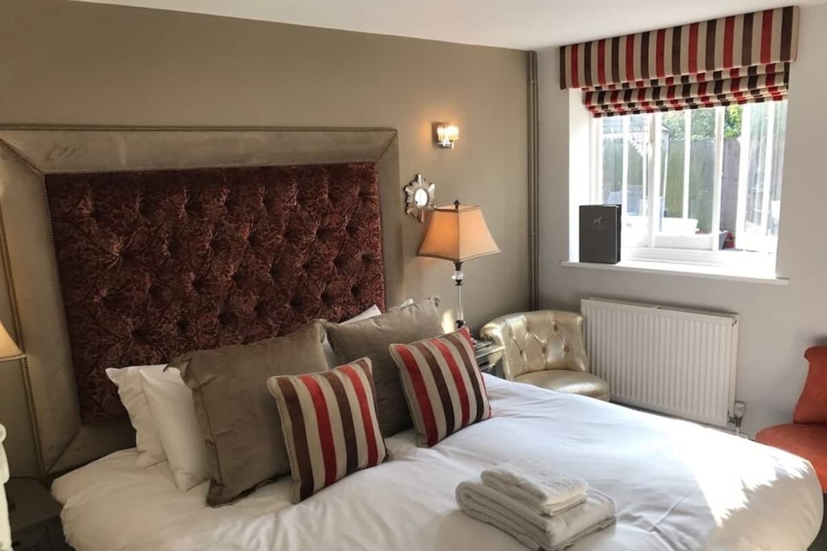 Suite, Ensuite (Ground Floor Room 8)