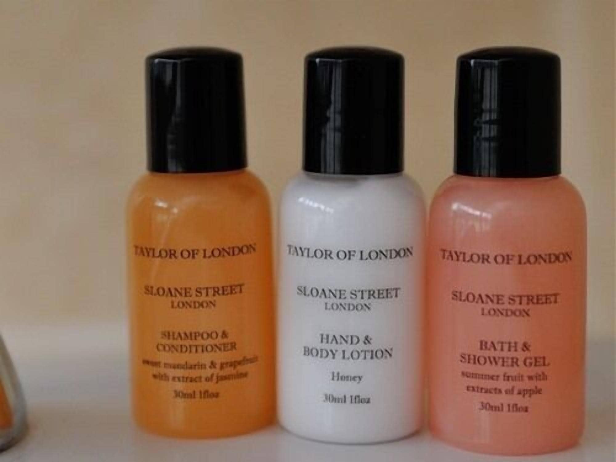 Três produtos Taylor of London: shampoo e condicionador, loção para corpo e mãos, e gel de banho e chuveiro.
