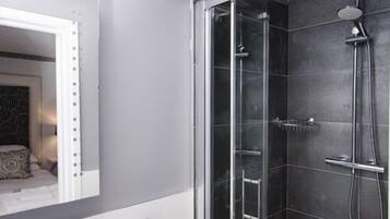 Habitación doble, baño en la habitación (Compact - Room 5) | Baño