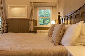 Executive Double Room (Room 8 1st Floor) | Individually decorated, individually furnished, iron/ironing board - The Swan Hotel (Wotton-under-Edge)