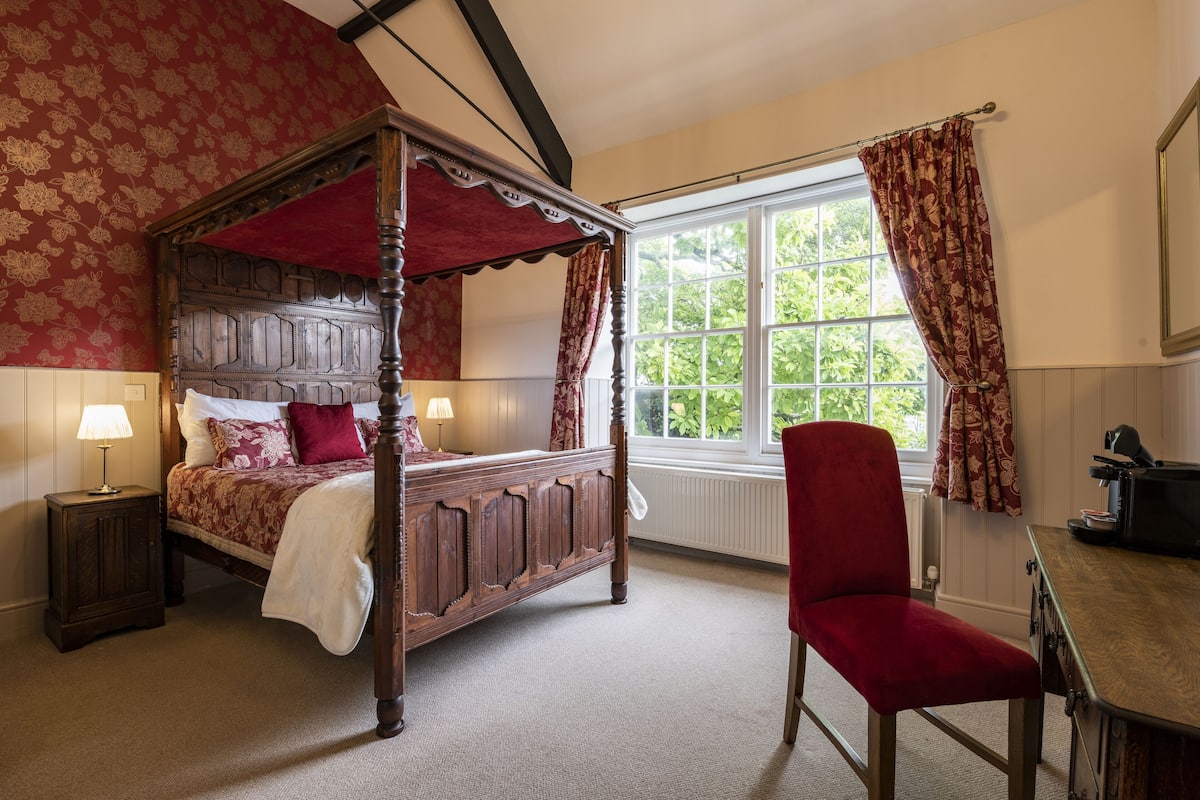 Executive Double Room (Room 7 1st Floor) | Individually decorated, individually furnished, iron/ironing board